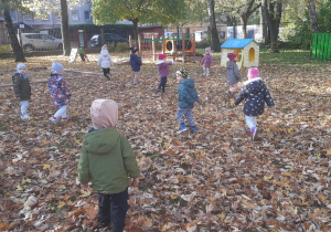 Dzieci szukają kasztanów