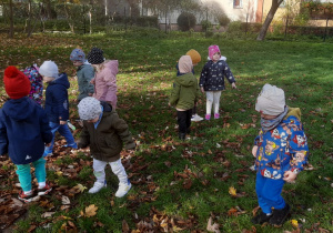 Dzieci szukają kasztanów