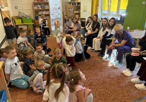 Grupa dzieci i studentów podczas prelekcji Zdrowe zęby