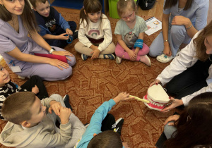 Grupa dzieci uczy się prawidłowo myć zęby