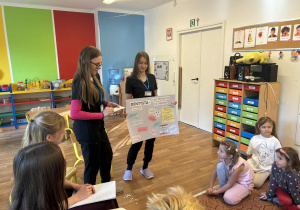 Studenci i dzieci z rebusem Dentysta dba o ...