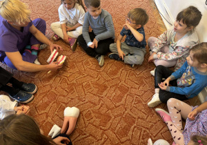 Grupa dzieci uczy się prawidłowo myć zęby