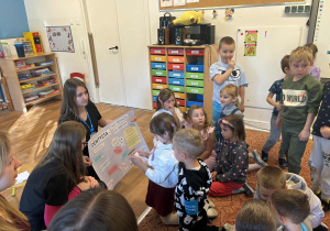 Studenci i dzieci z rebusem Dentysta dba o ...