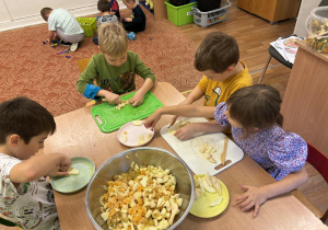 Dzieci kroją owoce na sałatkę