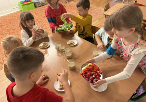 Dzieci częstują się warzywami