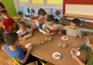 Dzieci częstują się warzywami