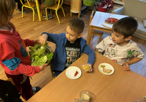 Dzieci częstują się warzywami