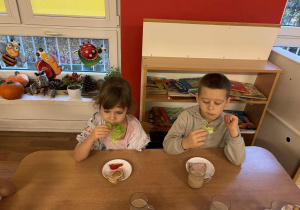 Dzieci jedzą warzywa