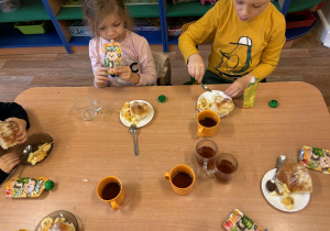 Dzieci spożywają posiłek