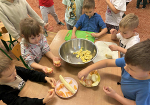 Dzieci kroją owoce na sałatkę