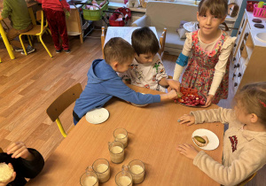 Dzieci częstują się warzywami
