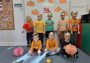 Chłopcy pozują do zdjęcia z wykonanymi przez siebie opaskami