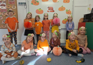 Dziewczynki pozują do zdjęcia z wykonanymi przez siebie opaskami