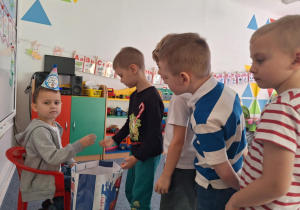 Grupa chłopców składa życzenia Wojtkowi