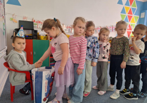 Grupa dziewczynek składa życzenia Wojtkowi