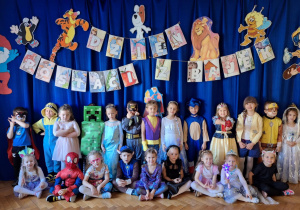 Dzieci pozują do zdjęcia w przebraniach z postaci z bajek