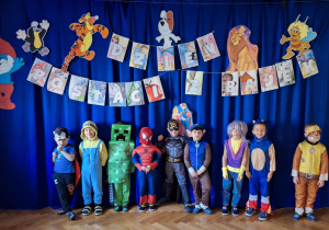 Chłopcy pozują do zdjęcia w przebraniach z postaci z bajek