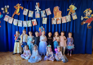 Dziewczynki pozują do zdjęcia w przebraniach z postaci z bajek