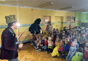 Dzieci obserwują przedstawienie teatralne