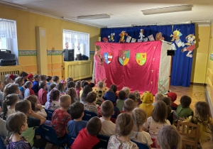 Dzieci obserwują przedstawienie teatralne