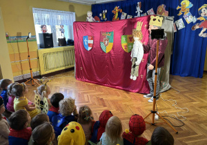 Dzieci obserwują przedstawienie teatralne