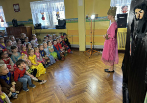 Dzieci obserwują przedstawienie teatralne