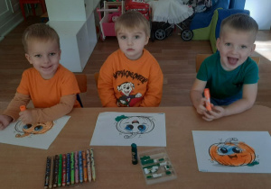 Dzieci wykonują tematyczne prace plastyczne