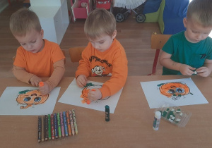 Dzieci wykonują tematyczne prace plastyczne