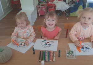Dzieci wykonują tematyczne prace plastyczne