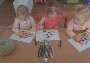 Dzieci wykonują tematyczne prace plastyczne
