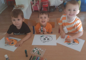 Dzieci wykonują tematyczne prace plastyczne