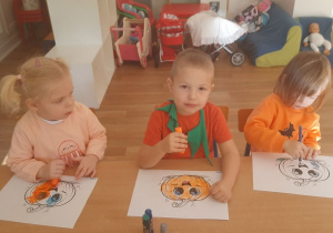 Dzieci wykonują tematyczne prace plastyczne