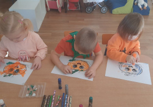 Dzieci wykonują tematyczne prace plastyczne
