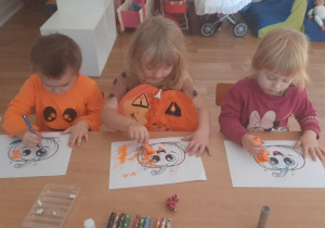 Dzieci wykonują tematyczne prace plastyczne