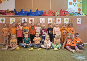 Dzieci pozują do zdjęcia