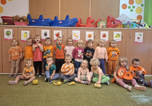 Dzieci pozują do zdjęcia