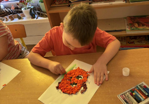 chłopiec wykleja dynię