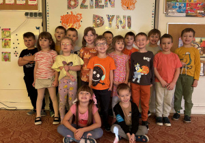 Grupa dzieci przed napisem Dzień dyni