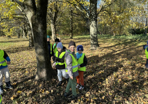 Dzieci podczas zabawy w parku