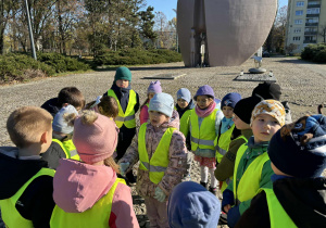 Dziewczynka opowiada historię powstania pomnika swoim kolegom