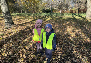 Dziewczynka i chłopiec w parku