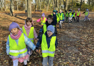 Grupa dzieci idzie przez park