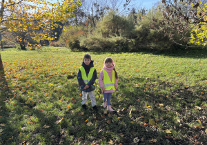 Dziewczynka i chłopiec w parku