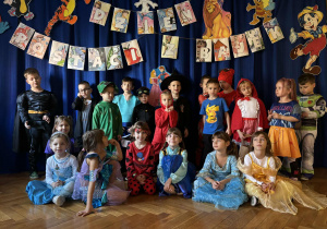 Grupa dzieci w strojach postaci z znanych bajek