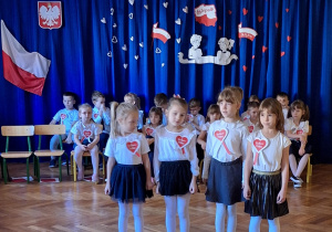 Cztery dziewczynki recytują wiersz