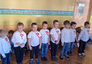 Chłopcy z trzeciej grupy recytują wiersz