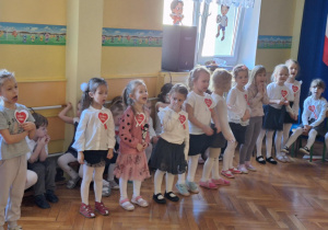 Dziewczynki z trzeciej grupy śpiewają piosenkę