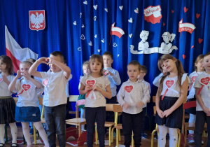 Dzieci z czwartej grupy śpiewają piosenkę