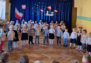 Dzieci z pierwszej grupy recytują wiersz