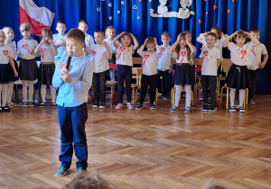 Chłopiec recytuje wiersz